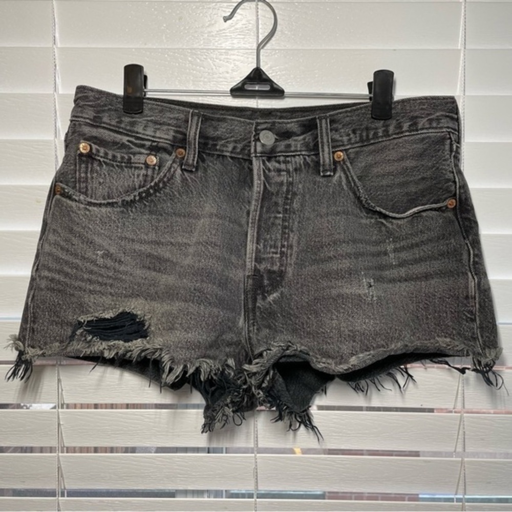 LEVI’S 501 Distressed Shorts size 28